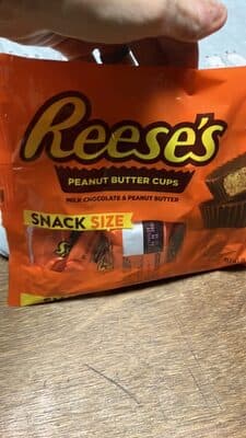 PEANUT BUTTER CUPS HILL CHOCOLATE & PEANUT BUTTER