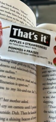 APPlES + STRAWBERRIES IN THIS MINI FRUIT BAR